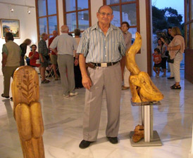 2-Pedro-Gilabert-con-algunas-de-sus-esculturas_web