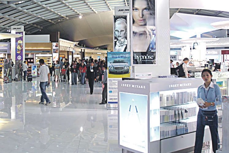 SHOPPING: Alicante-Elche passengers start holiday spending at the airport.