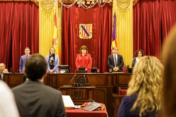 © www.parlamentib.es