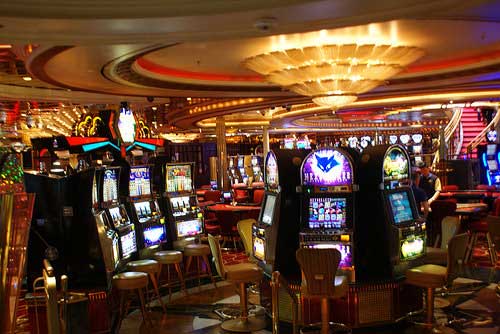 Voyager of The Seas - Casino 1 - (CC BY-SA 2.0) by Alan & Flora Botting