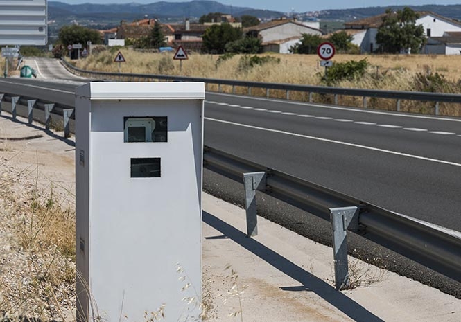Driver in Santiago de Compostela under investigation for smashing a speed camera with a hammer