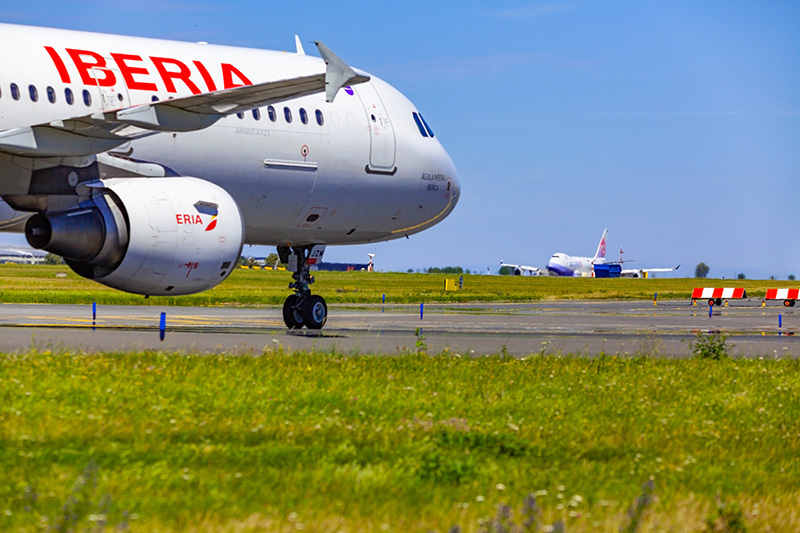 Unruly passenger refusing to wear a mask is evicted from Iberia flight by Guardia Civil