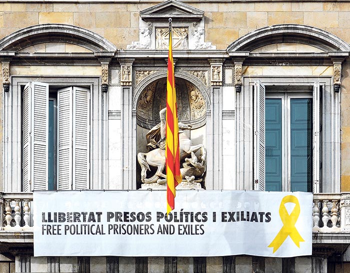 Yellow ribbon: In the Generalitat local government building.