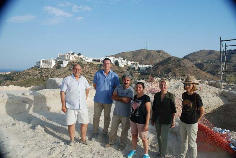 PROGRESS: Dig director Martin Civantos explained the team’s latest discoveries and the insight they give into the history and importance of the settlement. CREDIT: Mojacar Council