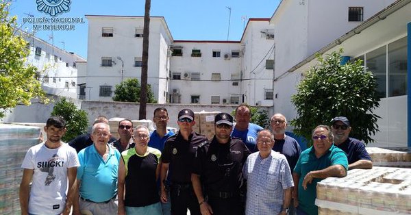 Officers of the National Police in Sevilla helped to distribute food for the needy
