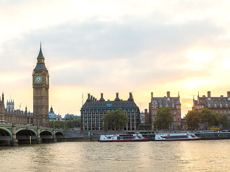 The-Big-Ben,-the-Houses-of-Parliament-and-Westminster-bridge-in-London