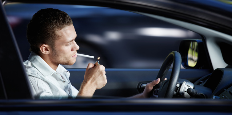 DGT clarifies intention to ban smoking while driving