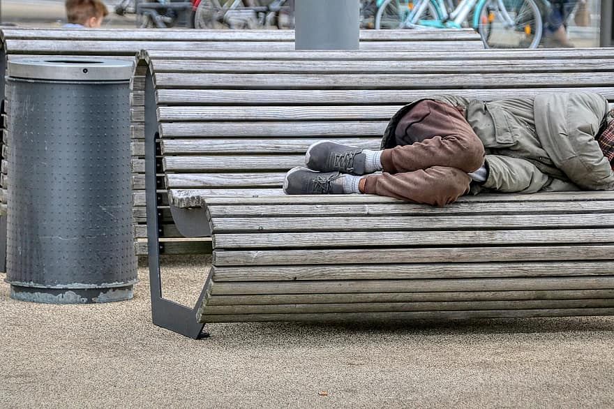 Homeless Man Who Slept On Bench Next To Valencia Hospital Dies