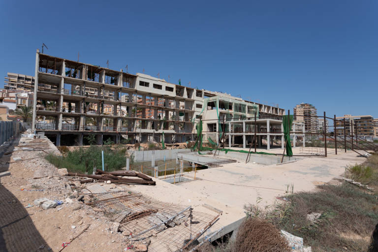 Hideous hotel Arenales demolition