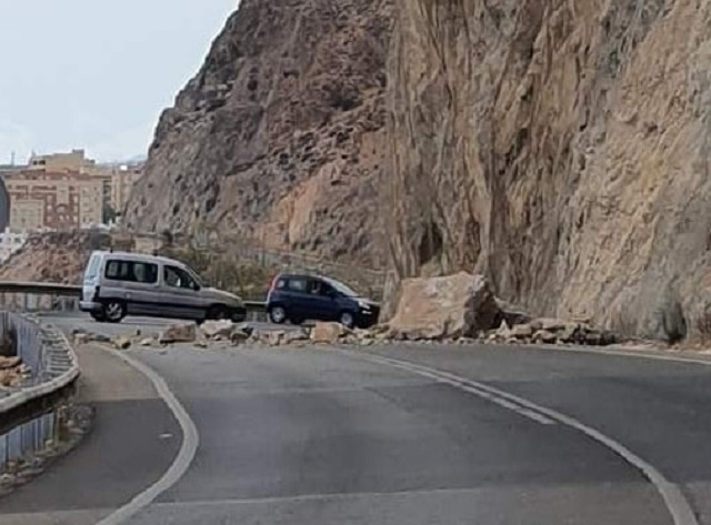 Rockslide cuts coast road