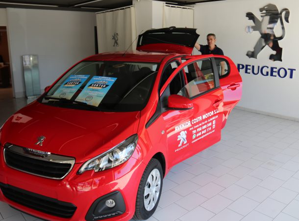 Shoppers in Almuñecar in with a chance to bag a car