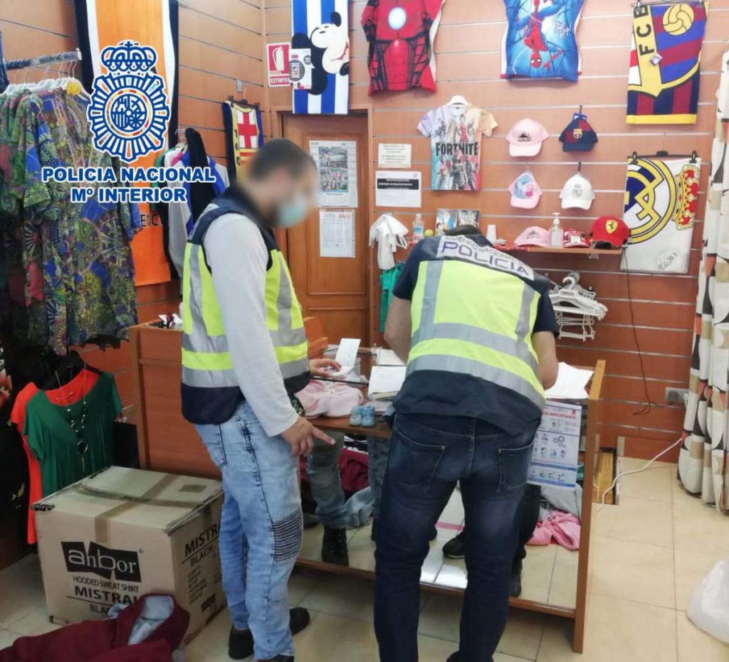 Eight arrested in Benidorm for selling counterfeit clothing and accessories