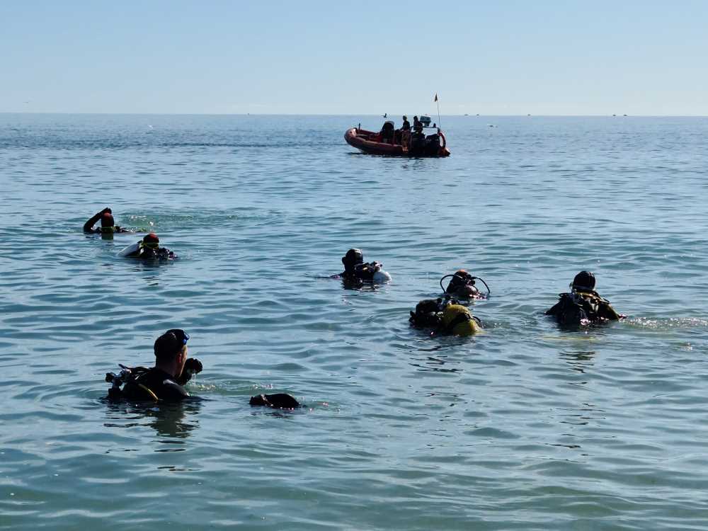 Divers ready to start the clean-up