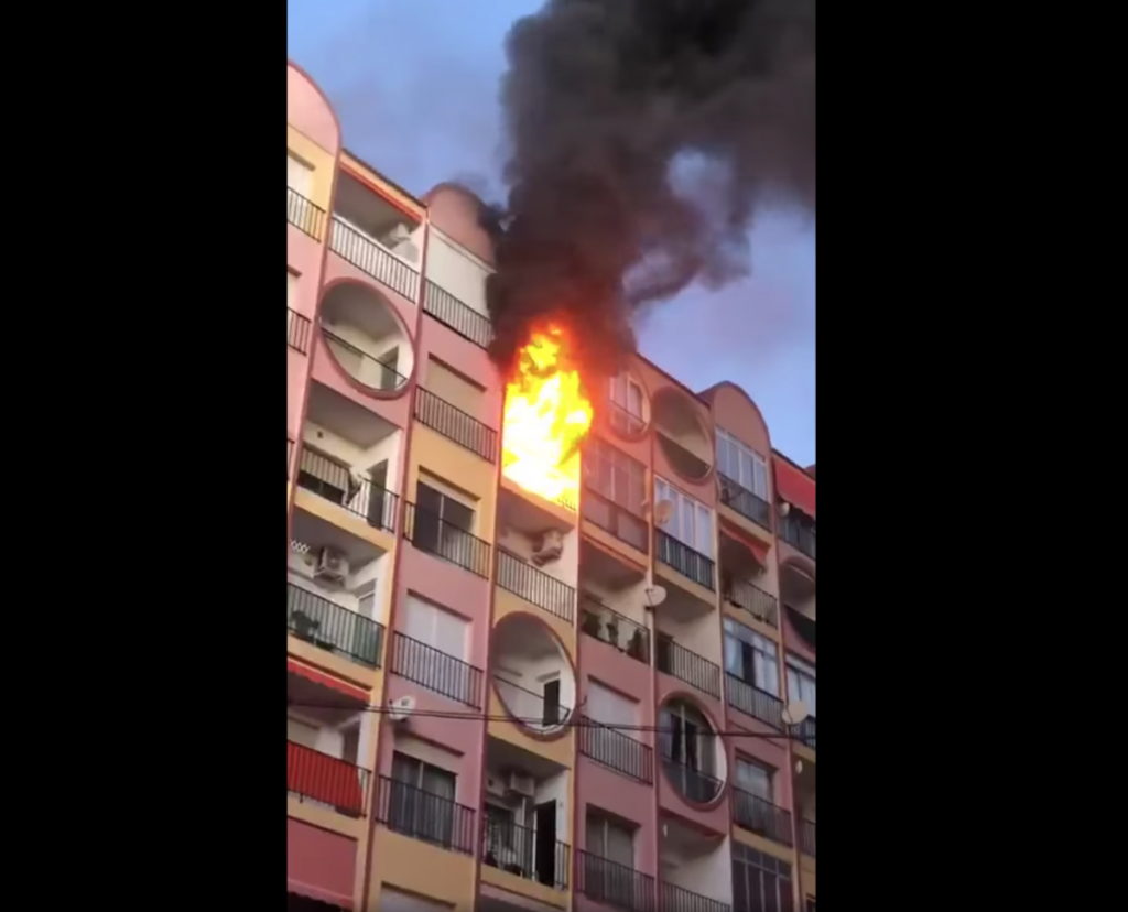 Spectacular Fire in Torrevieja Burns Down House in La Sal Street