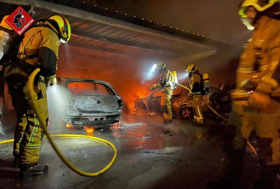 Torrevieja firefighters prevent huge fire in La Mata car park from spreading
