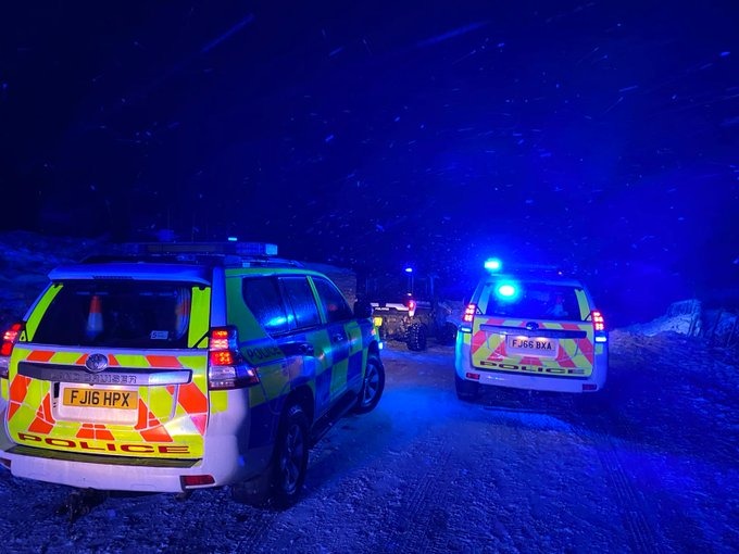 Police Rescue Families from Snow in the Peak District