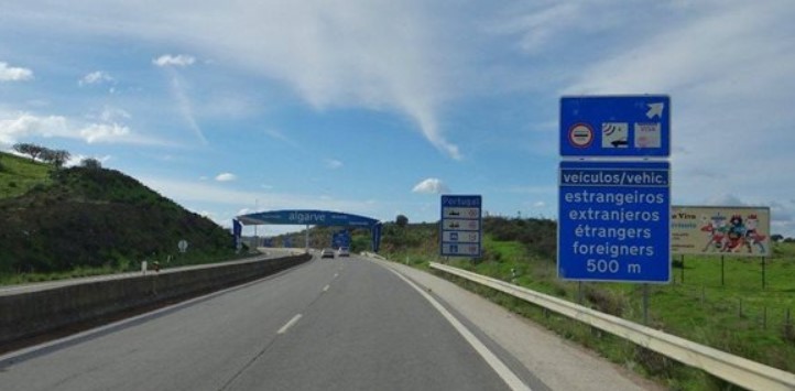 Tailbacks of several kilometres reported at borders with Portugal
