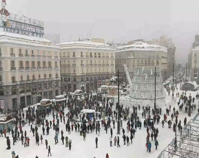 Police Shut Down Improvised ‘Raves’ And Snowball Fights in Madrid