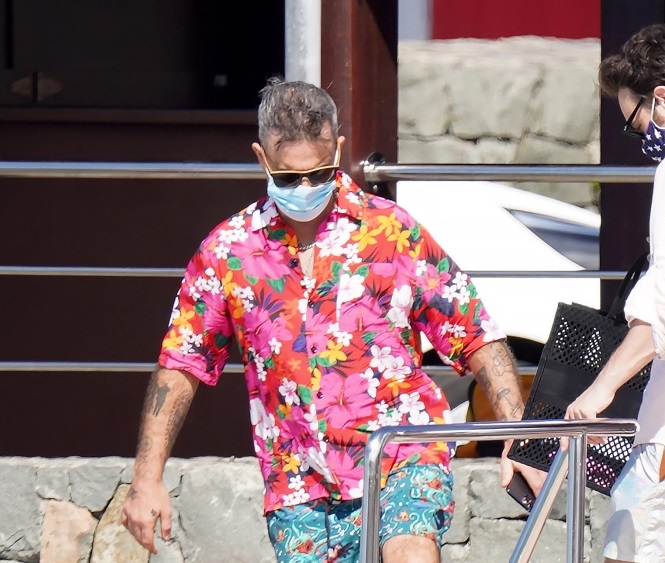 Robbie Williams in Isolation After Testing Positive for Coronavirus