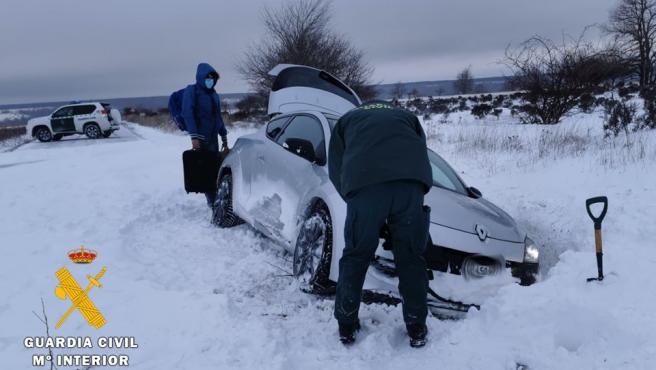 Guardia Civil rescue Swiss tourists trapped in the snow