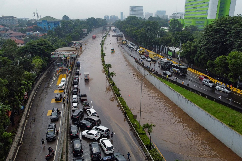 Jakarta Monsoons Causes Thousands To Flee Their Homes