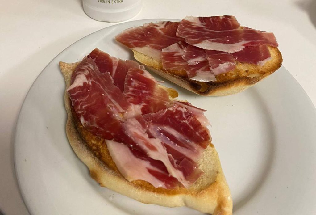 Bendodo defends Iberian ham and olive oil from government “attack”