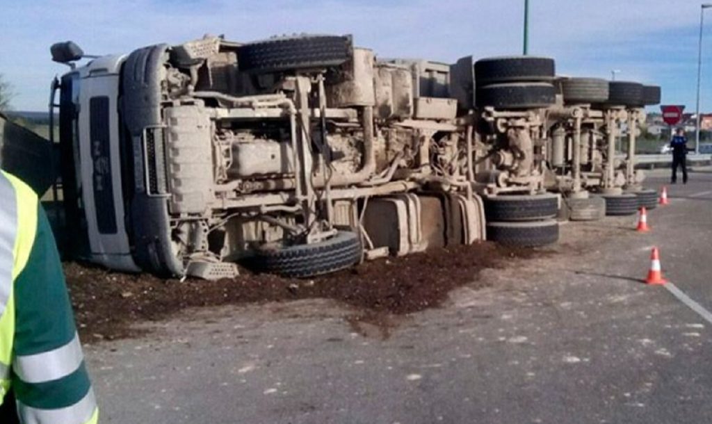 Lorry Overturns In Accident Temporarily Closing One Lane Of A-49 In Huelva