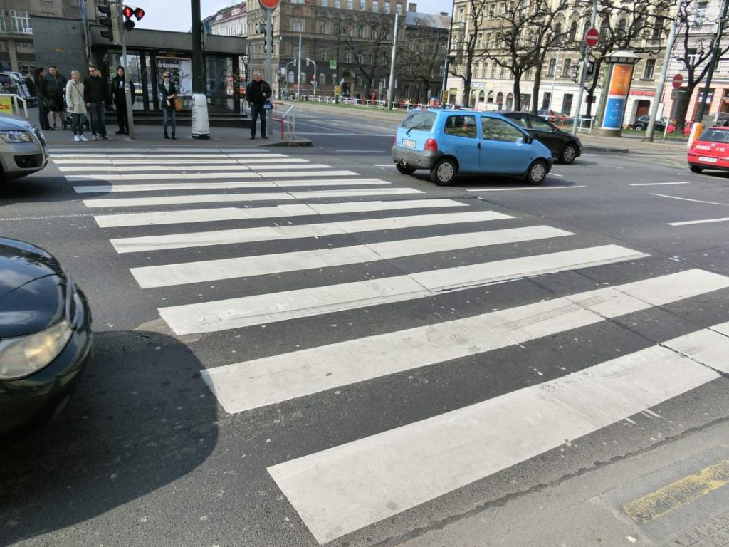 Failing to stop at a marked pedestrian crossing can entail €200 fine