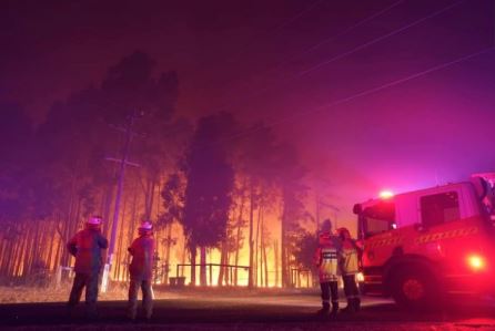 Bushfire Destroys 30 Homes as Firefighters Struggle to Contain the Blaze