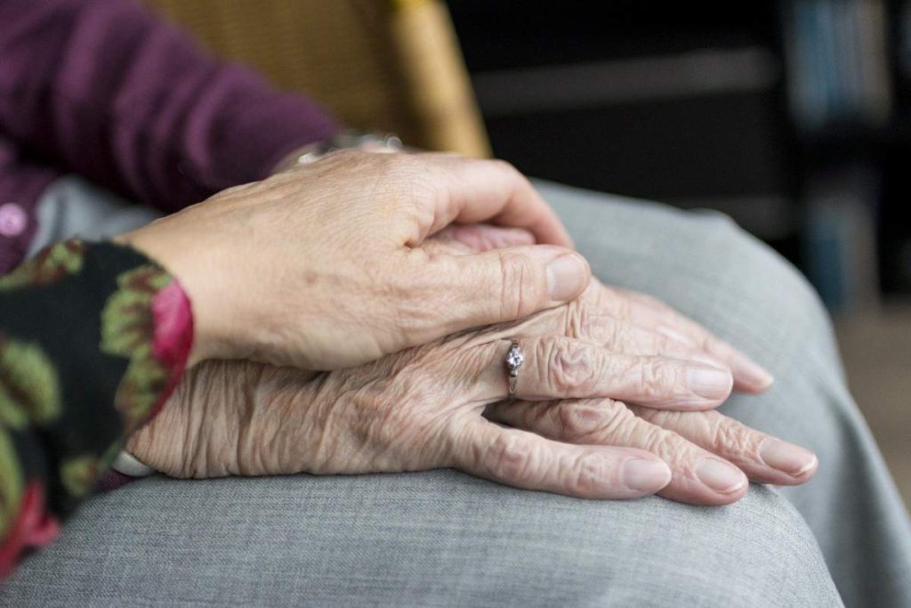Madrid relaxes residence restrictions and allows vaccinated elderly to visit relatives