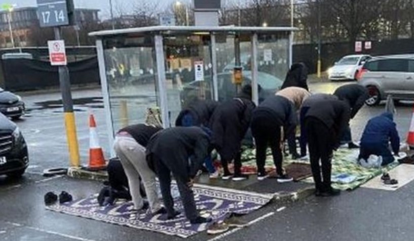 Muslim Minicab Drivers At Heathrow Airport Forced To Pray In A Bus Stop