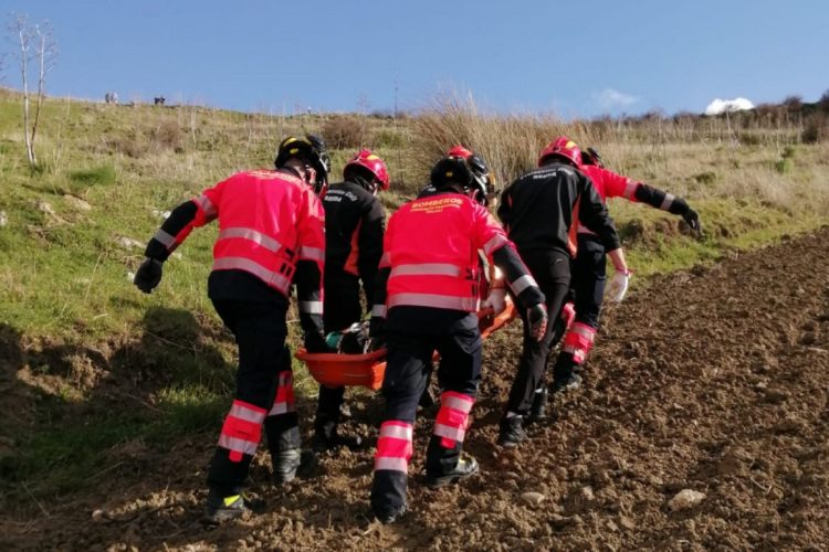 Paraglider rescued by firemen after fall near Ronda