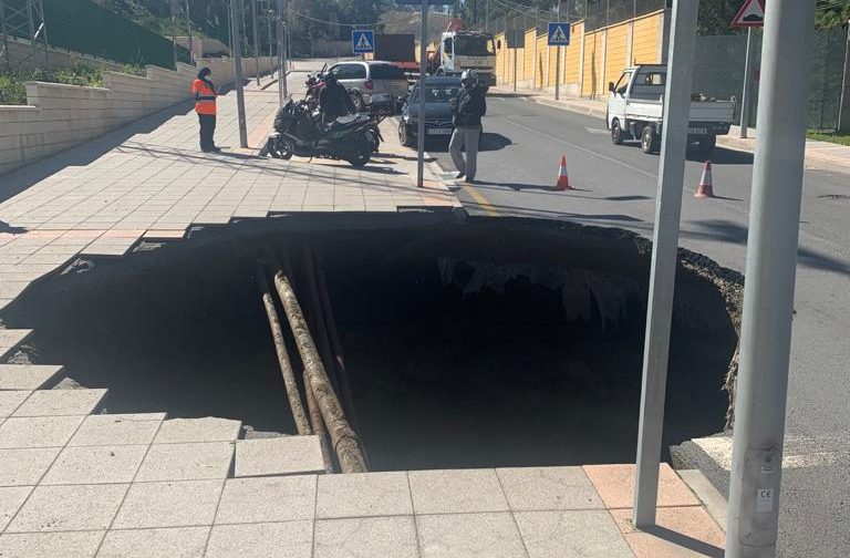 Huge sinkhole in a street in Ceuta alarms local residents