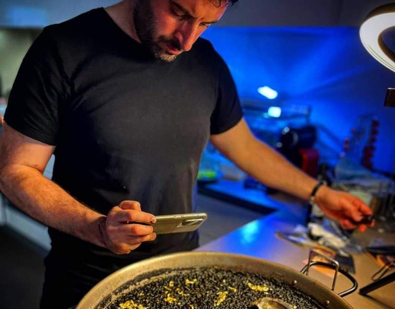 Valencia chef introduces oysters with a topping of gold to his rice dish