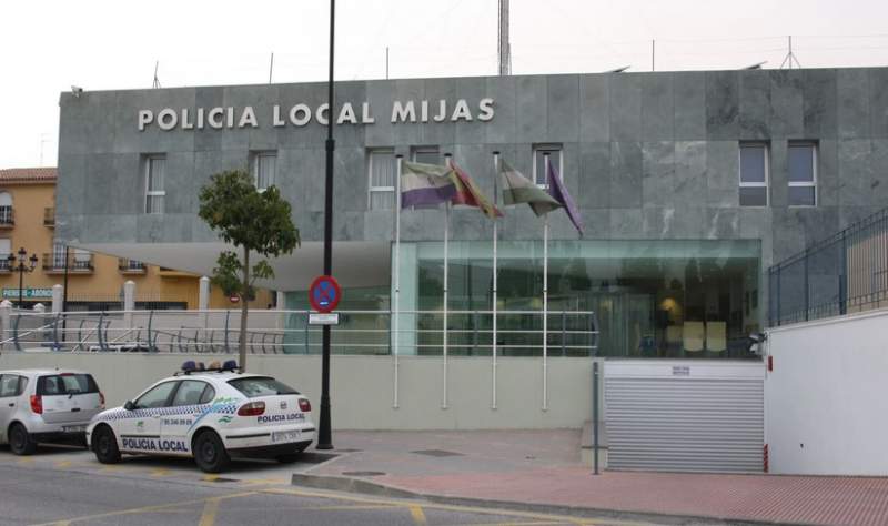 Mijas Police Officers Arrest Two American Footballers Who Attacked Them