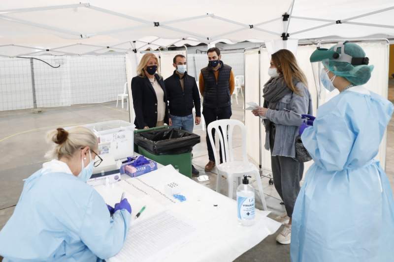 Marbella Mayor, Ángeles Muñoz watches one of the first targeted tests