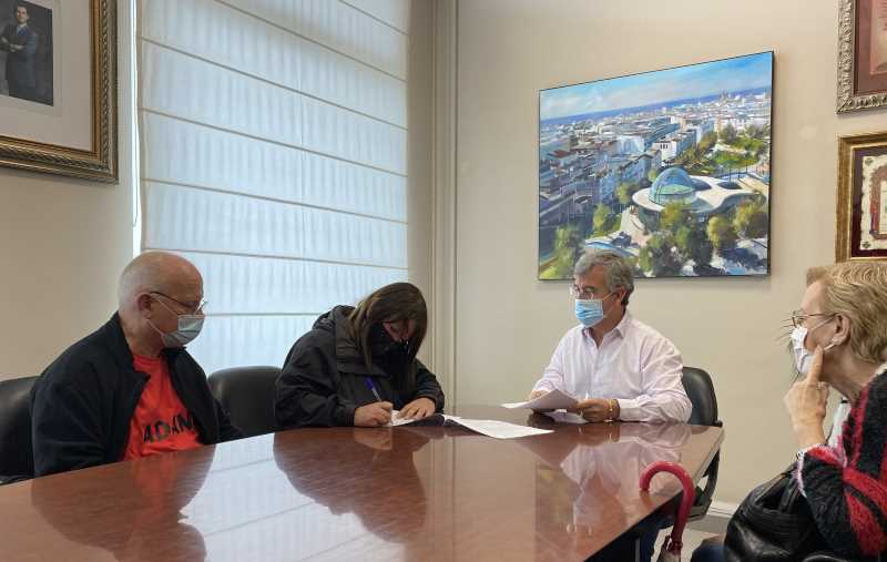 Mayor Garcia Urbano signed the agreement