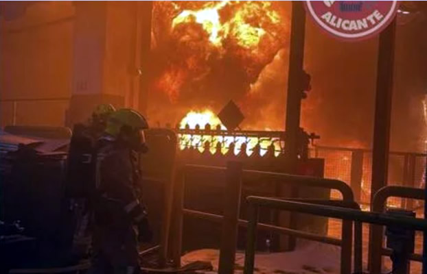 Alicante Firefighters Tackle Spectacular Blaze In Oil Depot