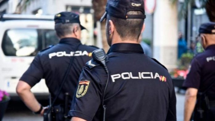 Police Raid Apartment in Madrid Where Young People Bought Drugs