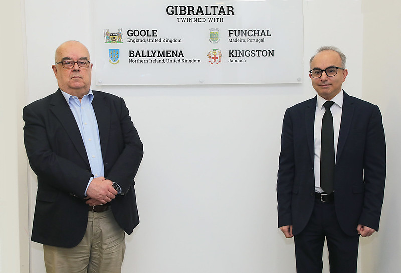 Mayor Gonçalves and Minister Daryanani unveiled the signs