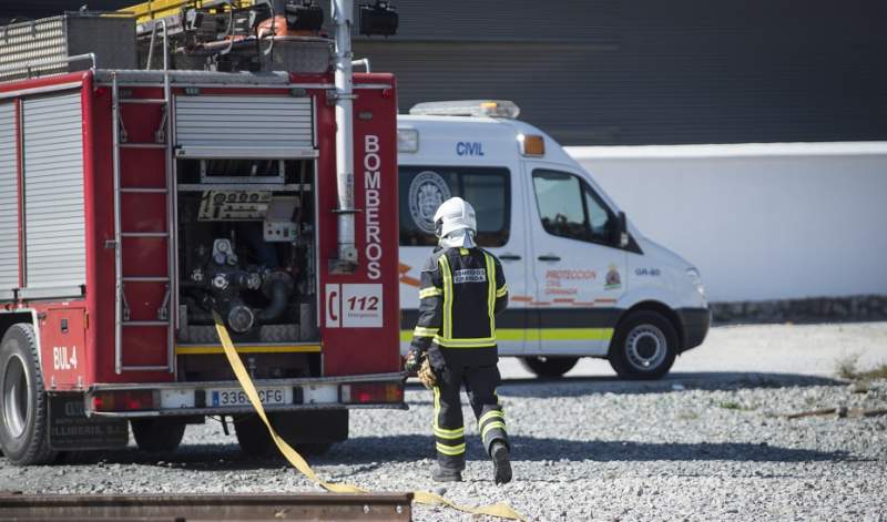 Two injured and others evacuated after fire next to electrical shop in Cadiz