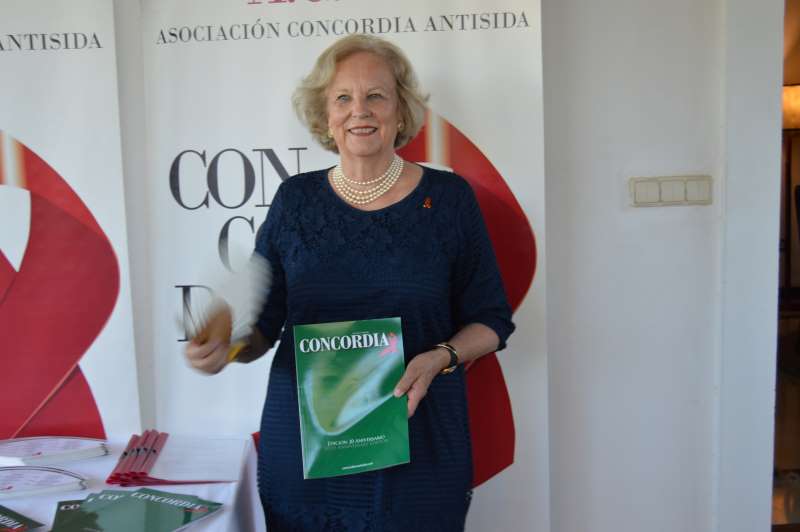 Princess María Luísa with the Concordia 20th Anniversary magazine