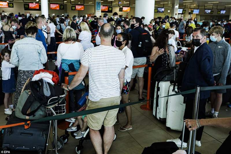 Holidaymakers Jam Faro Airport To Fly Home From Portugal Before Tuesday 4.00 am Deadline