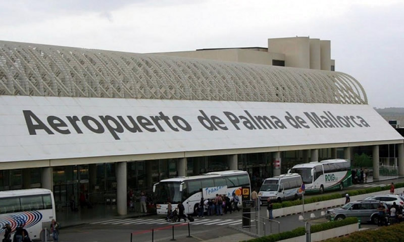 Woman detained at Palma Mallorca airport carrying 146 mobile devices