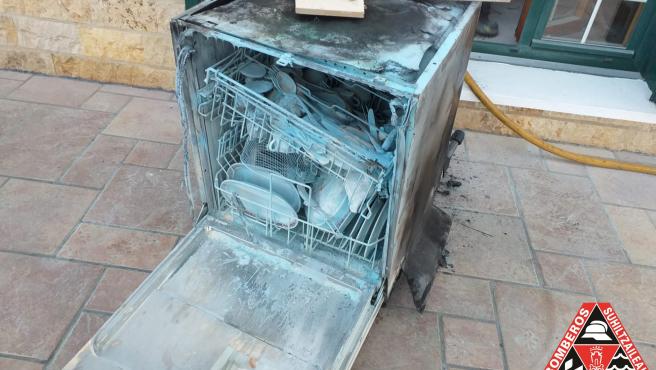 A burned dishwasher, in a photo of the Vitoria firefighters.VITORIA FIREFIGHTERS ON TWITTER