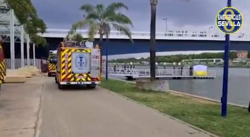 Sevilla Firefighters Pull Dead Mans Body From Guadalquivir River