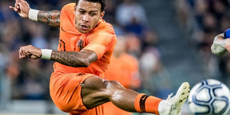 Barcelona Confirm Signing Of Holland's Memphis Depay