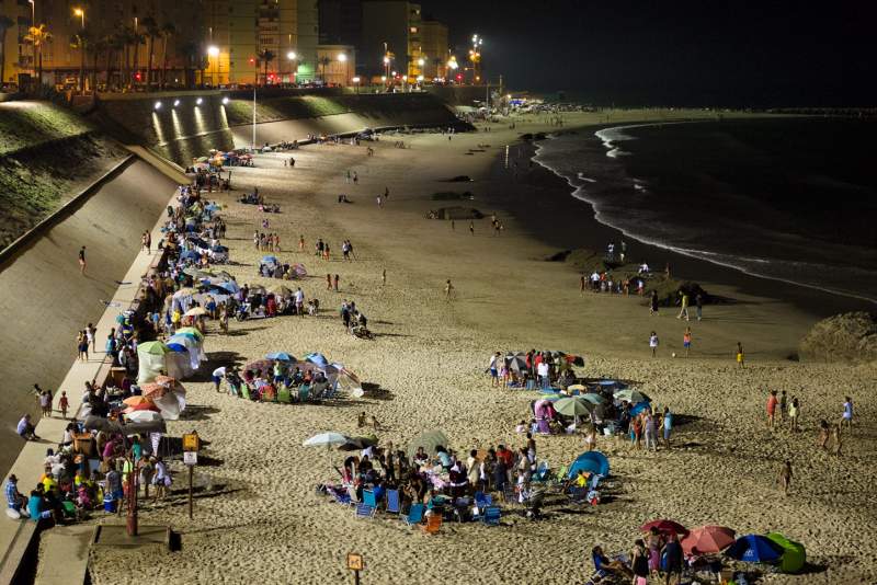 Cádiz rebels and rules out closing its beaches at night