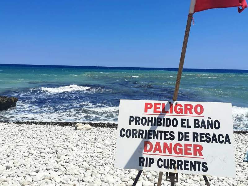 Rip currents imperil swimmers