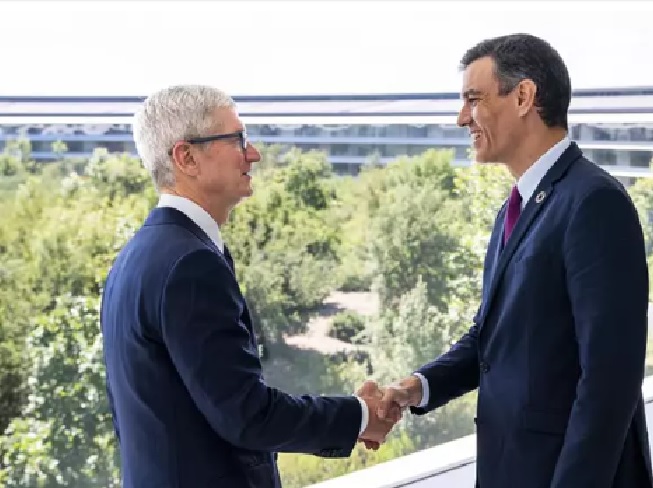 Pedro Sanchez talks tech in Silicon Valley with Apple boss Tim Cook